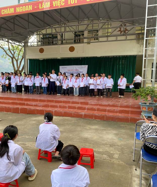 Ảnh: Thầy Trần Mạnh Tư, Bí thư chi bộ, Hiệu trưởng trao phần thưởng cho các em học sinh